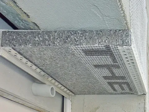 Nach der Montage wird das Armierungsgewebe eingebettet – der Fenstersturz ist bereit für die Putzarbeit.