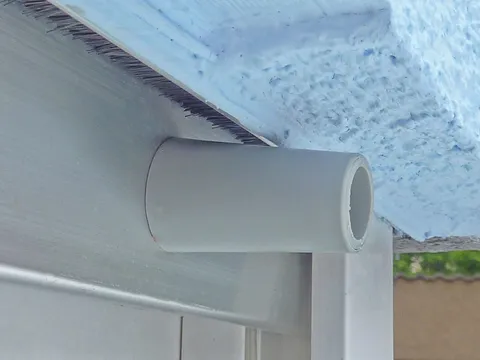 Nahaufnahme der Bürstendichtung mit Anschlag für den Rollladenstopper.