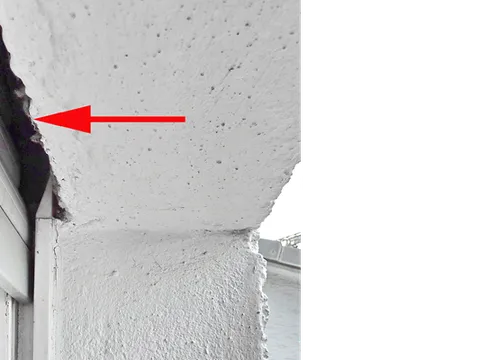 Der offene Spalt am Rollladenkasten ist eine beliebte Einflugschneise für Wespen, Vögel und Mäuse.