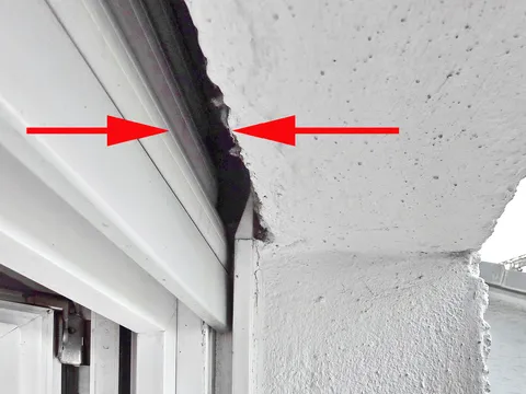 Ein großer Spalt zwischen Rollladen und Fenstersturz sorgt für Kälteeinfall und dauerhafte Zugluft.
