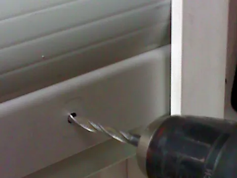 Schritt 2: Durch die vorhandenen Löcher der Rollladenstopper das Profil durchbohren.