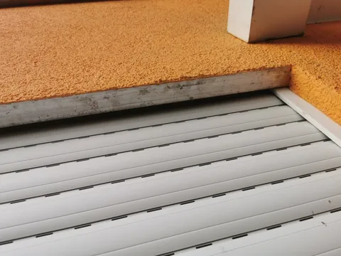 Schritt 1: Der offene Spalt am Rollladenkasten vor der Montage.