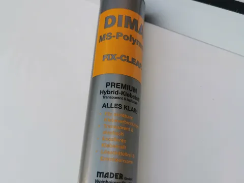 Schritt 2: Für die Klebemontage genügt ein hochwertiger MS-Polymer-Klebstoff, z. B. Dima MS-Polymer Fix-Clear.