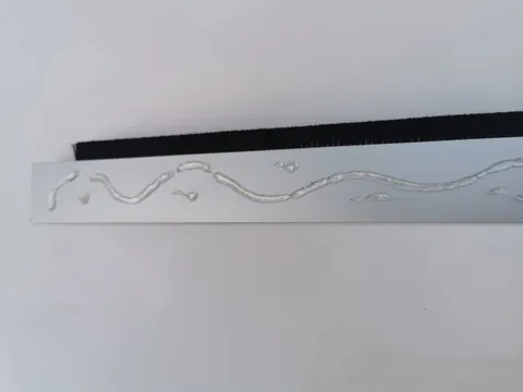 Schritt 3: Klebstoff in einer Raupe auf die Profilrückseite auftragen.
