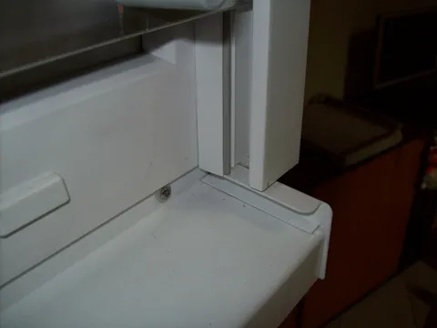 Nahaufnahme des Fensterbank-Anschlusses mit montiertem Profil.