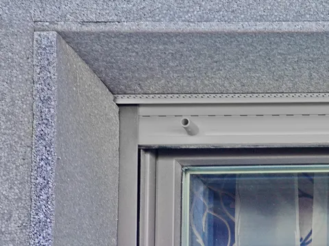 Professionell gedämmter Fenstersturz als Basis für eine saubere Putzarbeit.