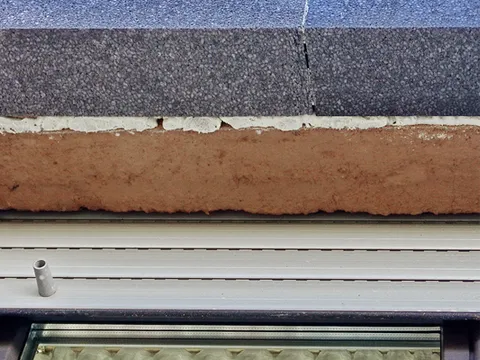 Ohne Halt für die Dämmplatte bleibt der Fenstersturz meist ausgespart – eine durchgehende Wärmebrücke entsteht.
