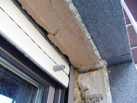 Nahaufnahme des montierten ROLLKAS-Dämmprofils mit Bürstendichtung.